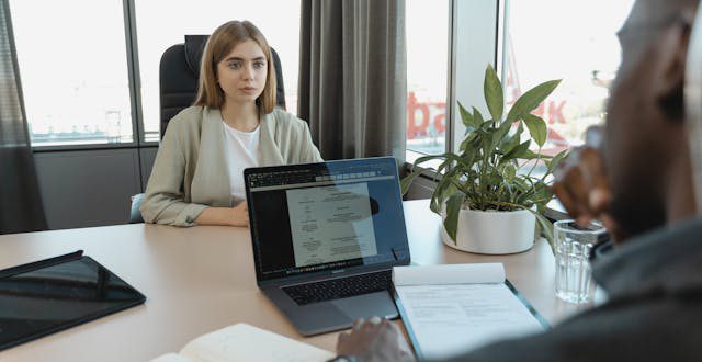 Vrouw achter laptop