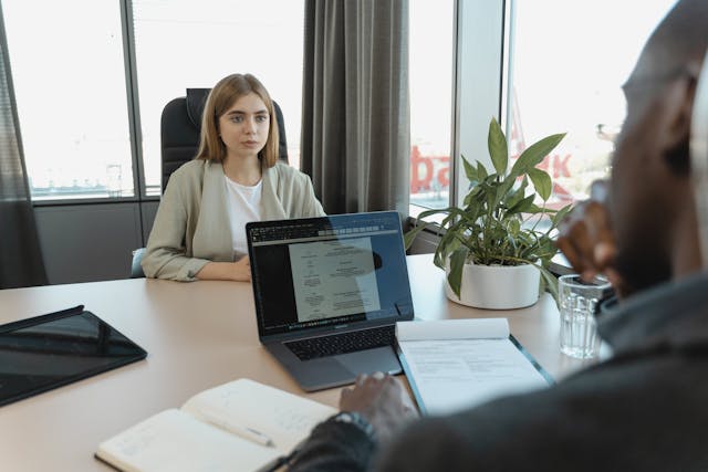 Vrouw achter laptop